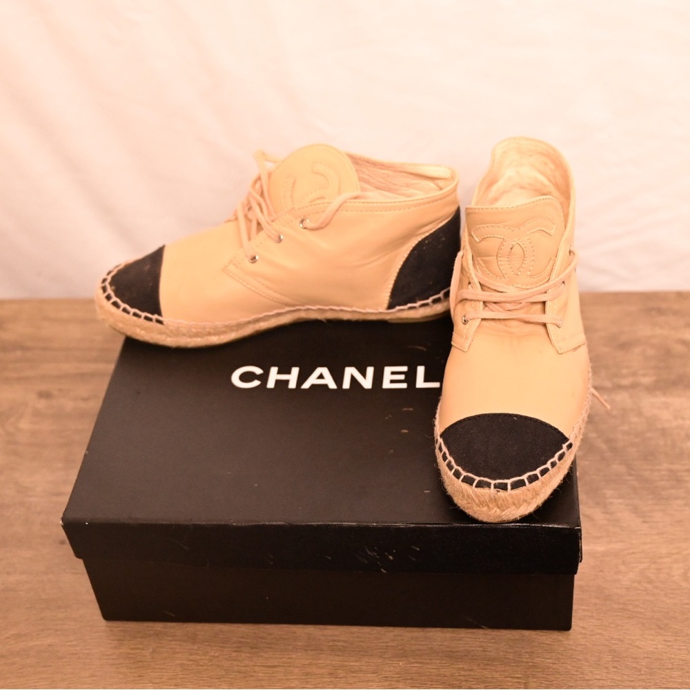 CHANEL Beige Vintage Leather CC Logo Sneakers
